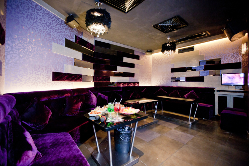 CEO Neway 作為 Neway 的升級品牌，主打高級舒適且私密感滿分的豪華 KTV 體驗，是商務聚會或追求酒店式高質感服務的理想選擇。