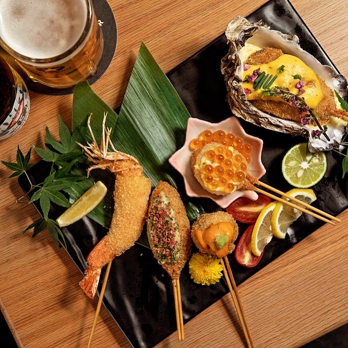 雖主打炸串，但也提供「串燒」元素，其做法精緻，口味豐富，能同時滿足愛吃串燒及炸物的朋友。