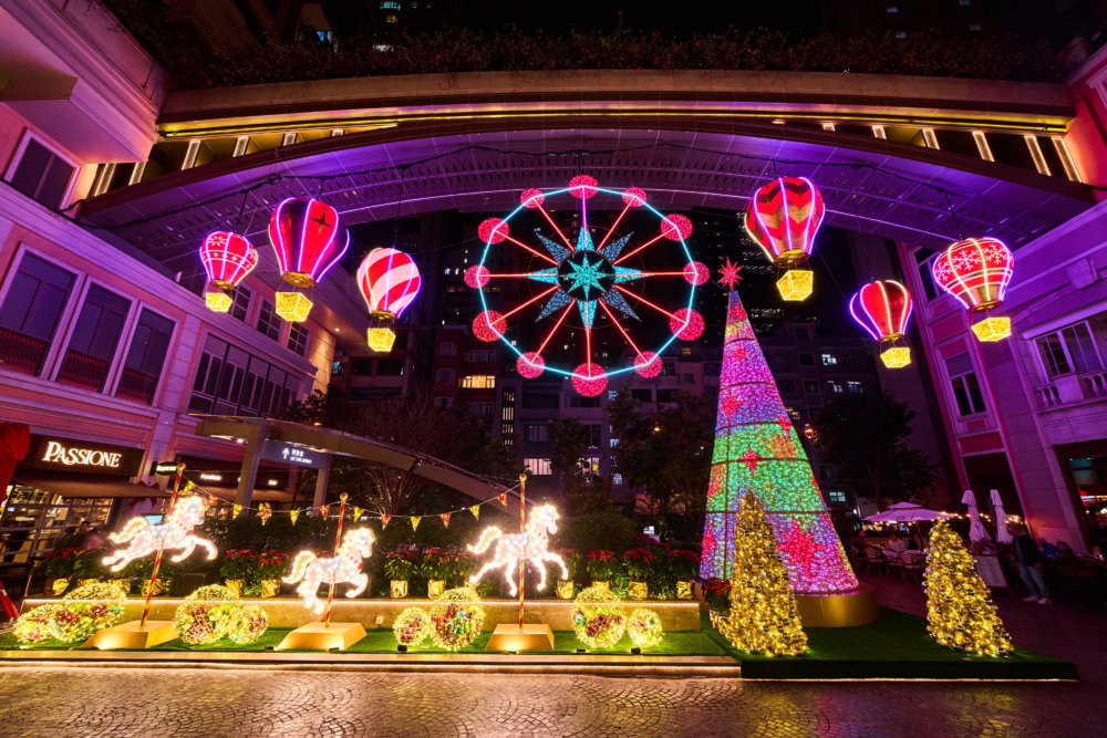 利東街今年推出「Luminous Carnival」，以歐洲嘉年華為靈感，使用逾兩萬顆智能LED燈珠打造8米高幻彩聖誕樹、7.5米空中摩天輪、飛天熱氣球及旋轉木馬等裝置，並設有燈光音樂匯演及飄雪效果。