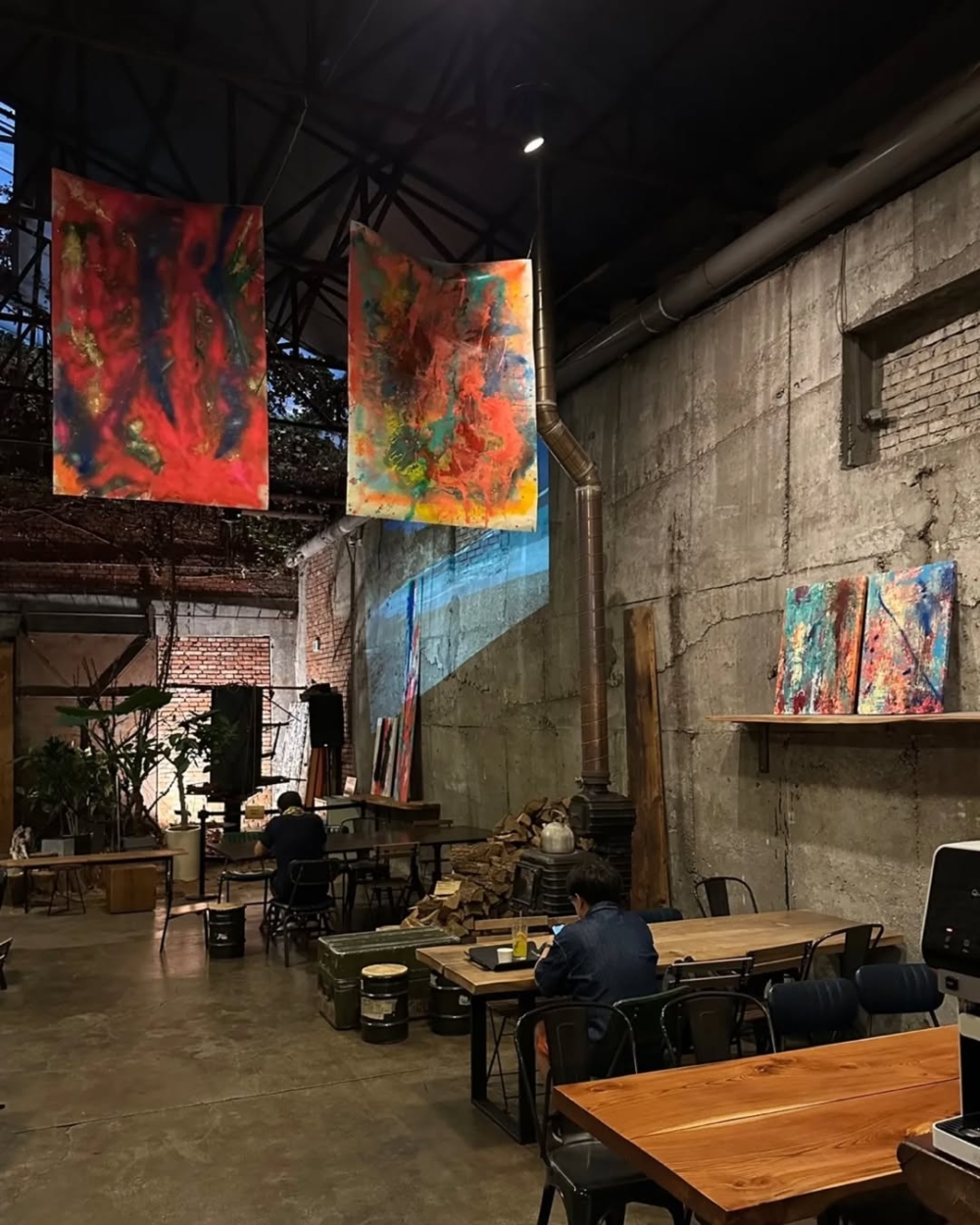 被譽為聖水洞地標的 大林倉庫（Daerim Warehouse），前身是 1970 年代的碾米廠，紅磚外牆與復古工業風裝潢保留了老倉庫的味道。