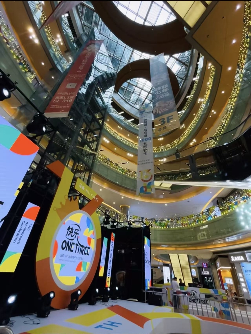 商場入面有精品超市、電影院、各國餐廳同不少娛樂選擇，無論想購物、看戲、吃大餐，還是同朋友輕鬆chill下，都是蛇口人放假hea住過生活的好地方。