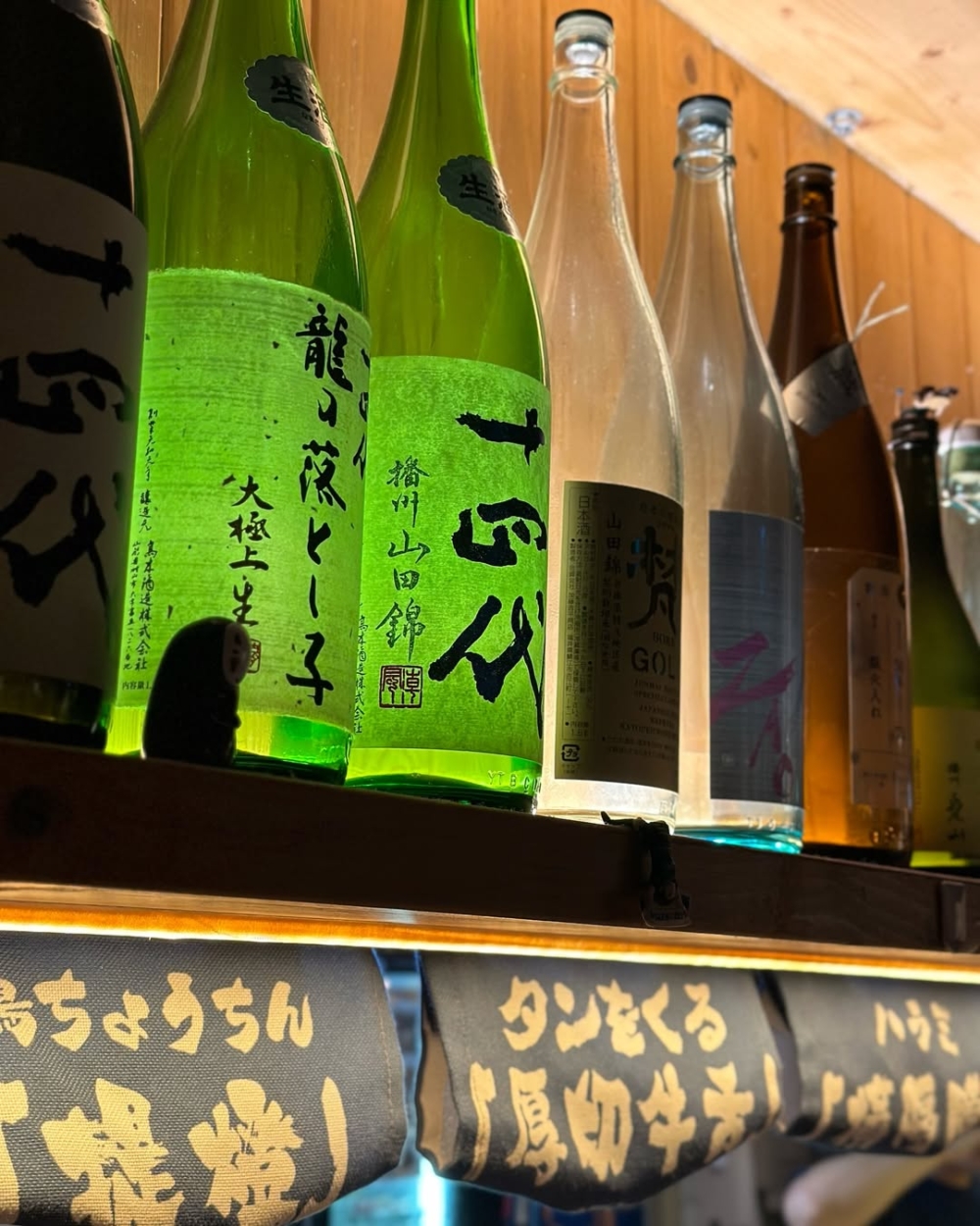 店內環境幽靜，是一間專門「日式串燒」的居酒屋，主打多款日式串燒，包括香氣濃郁的免治雞肉棒、野菜串及特色燒物等，共有逾廿款選擇。