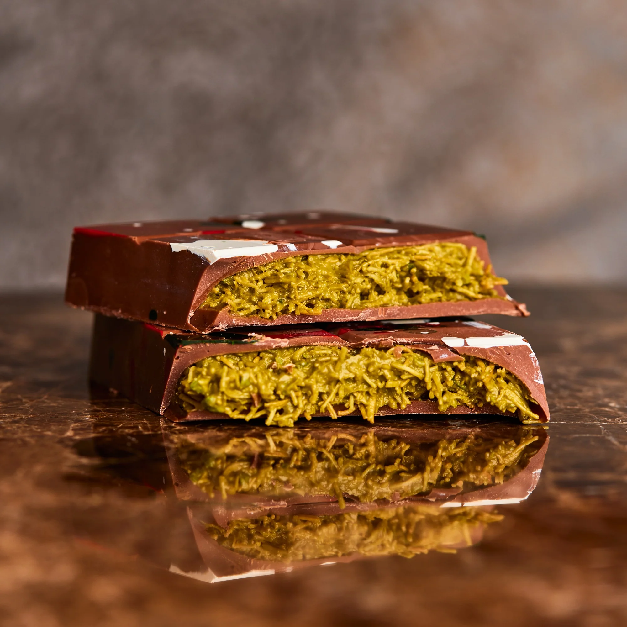 香港四季酒店由行政餅房主廚主理，推出自家製「杜拜朱古力禮盒」，以意大利開心果醬和Knafeh元素，帶來黑朱古力、牛奶朱古力兩款口味。