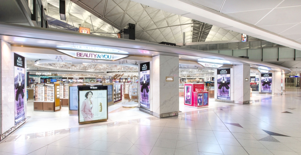 香港機場 T1 離港層 L6 的「Beauty&You」是美妝香水掃貨主場，除了 SK-II、雅詩蘭黛等品牌享有 8-9 折優惠和機場限定套裝，香水控更能在這裡找到 Jo Malone、Diptyque，甚至小眾品牌 Le Labo 的櫃位。
