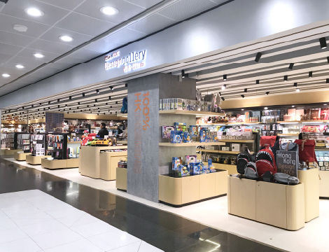 對於想選購非食物類手信的旅客，可以前往充滿港式懷舊幽默的設計品牌 G.O.D. 住好啲，或到香港設計廊發掘在地設計師的獨特文創商品。