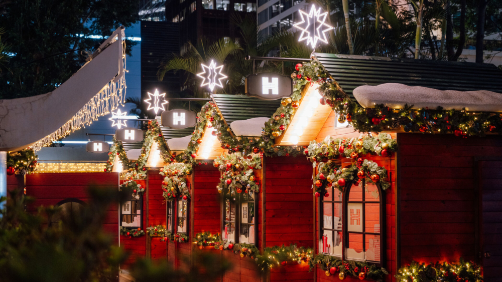 聖誕市集由12間小木屋組成，帶來多款節日主題餐飲和應節精品。 市集同時設有聖誕限定 DIY 工作坊，讓遊客能邊逛邊食邊參與活動，充滿濃厚節日氣氛。