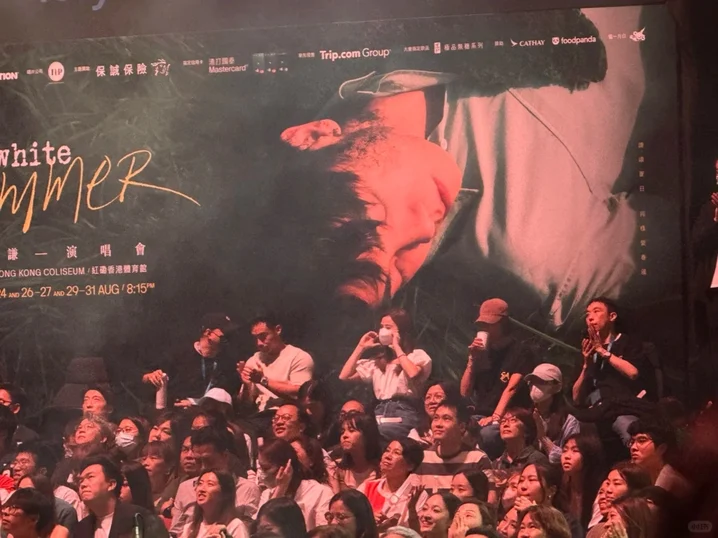 現年42歲的蔡卓妍（阿Sa）早前曾被拍到與33歲星級健身教練Elvis（林俊賢）一同現身紅館欣賞林家謙演唱會。