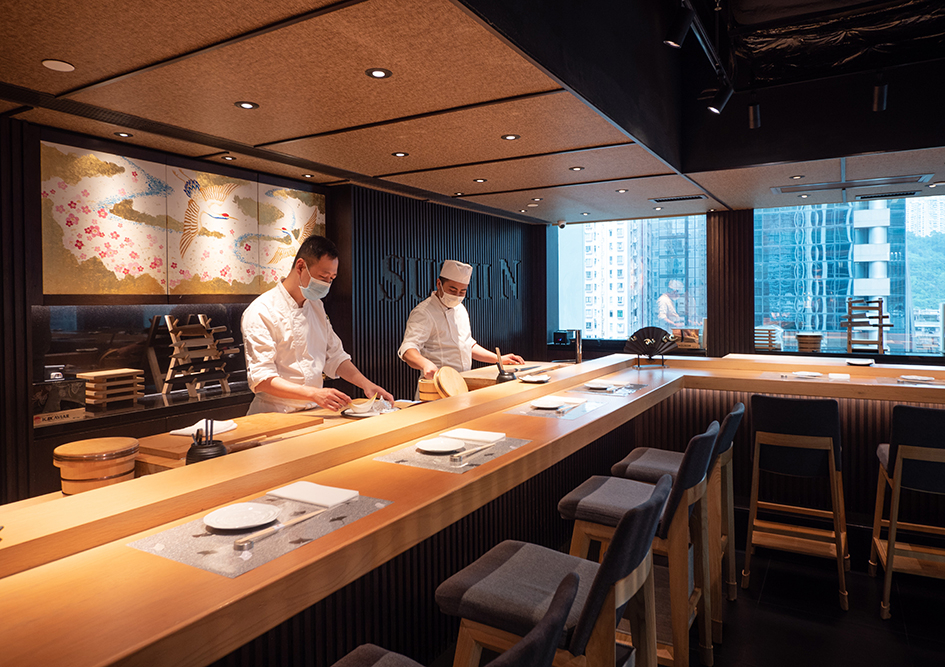 Sushi N 為傳統 Omakase 注入全新活力，主廚嚴選來自北海道、九州、宮城等地的時令食材，結合西式烹調技巧，讓每道料理更富層次。