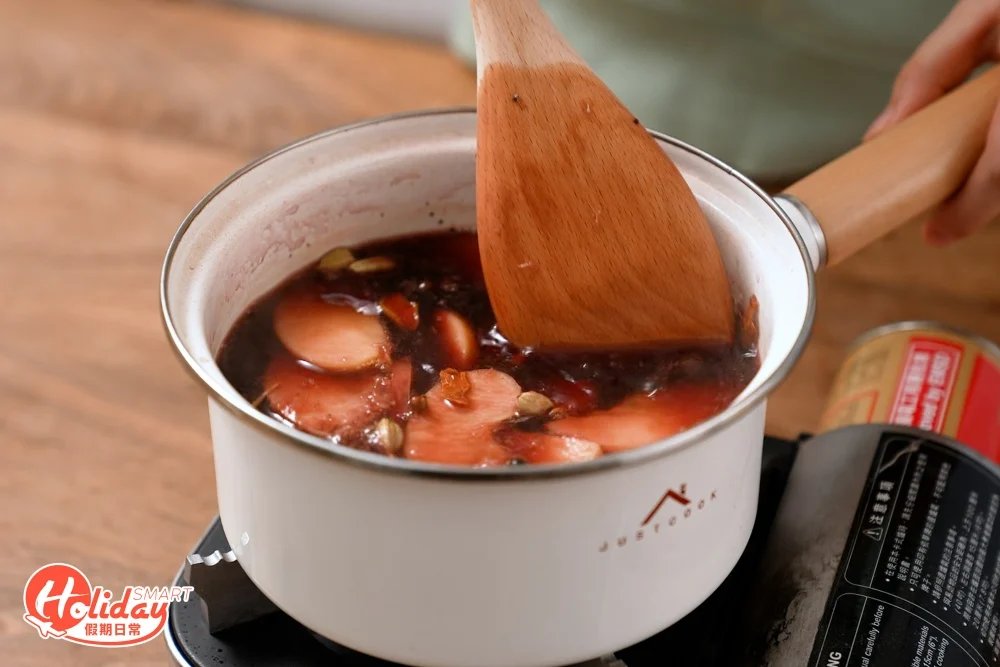 轉小火加入紅酒同煮，約10至20分鐘即可。