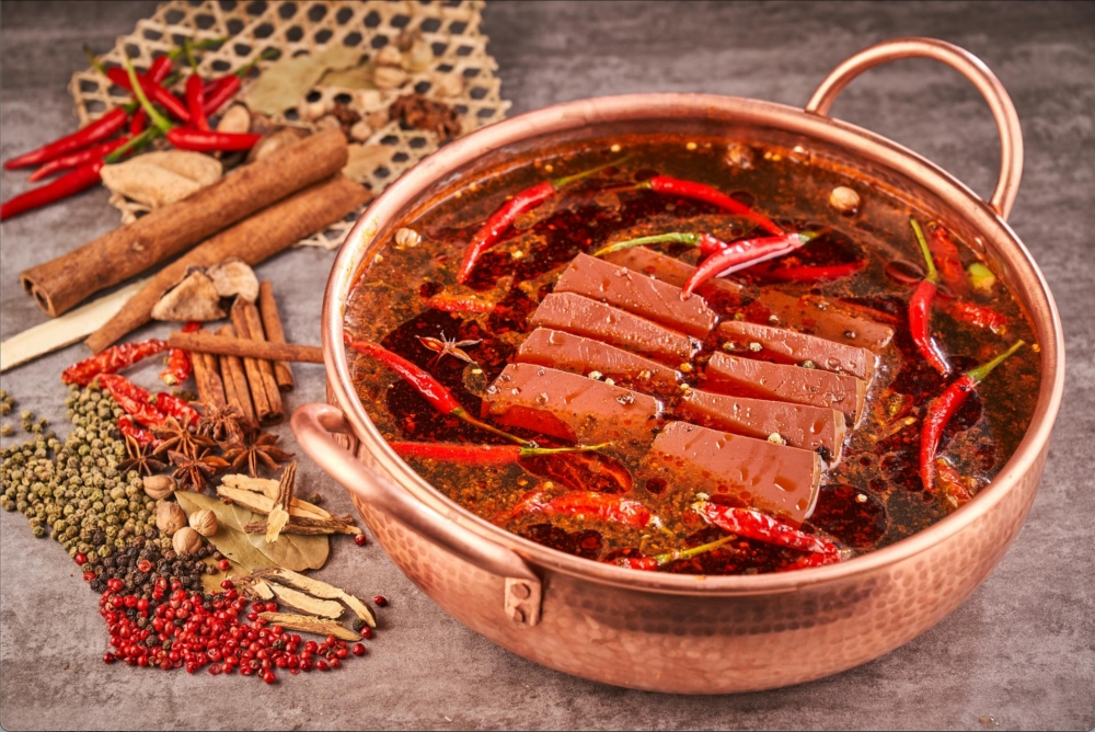 牛品台式火鍋自助區還提供多款台式夜市小食、台灣直送配料，以及珍珠奶茶、Movenpick雪糕和芋圓等無限任飲任食。