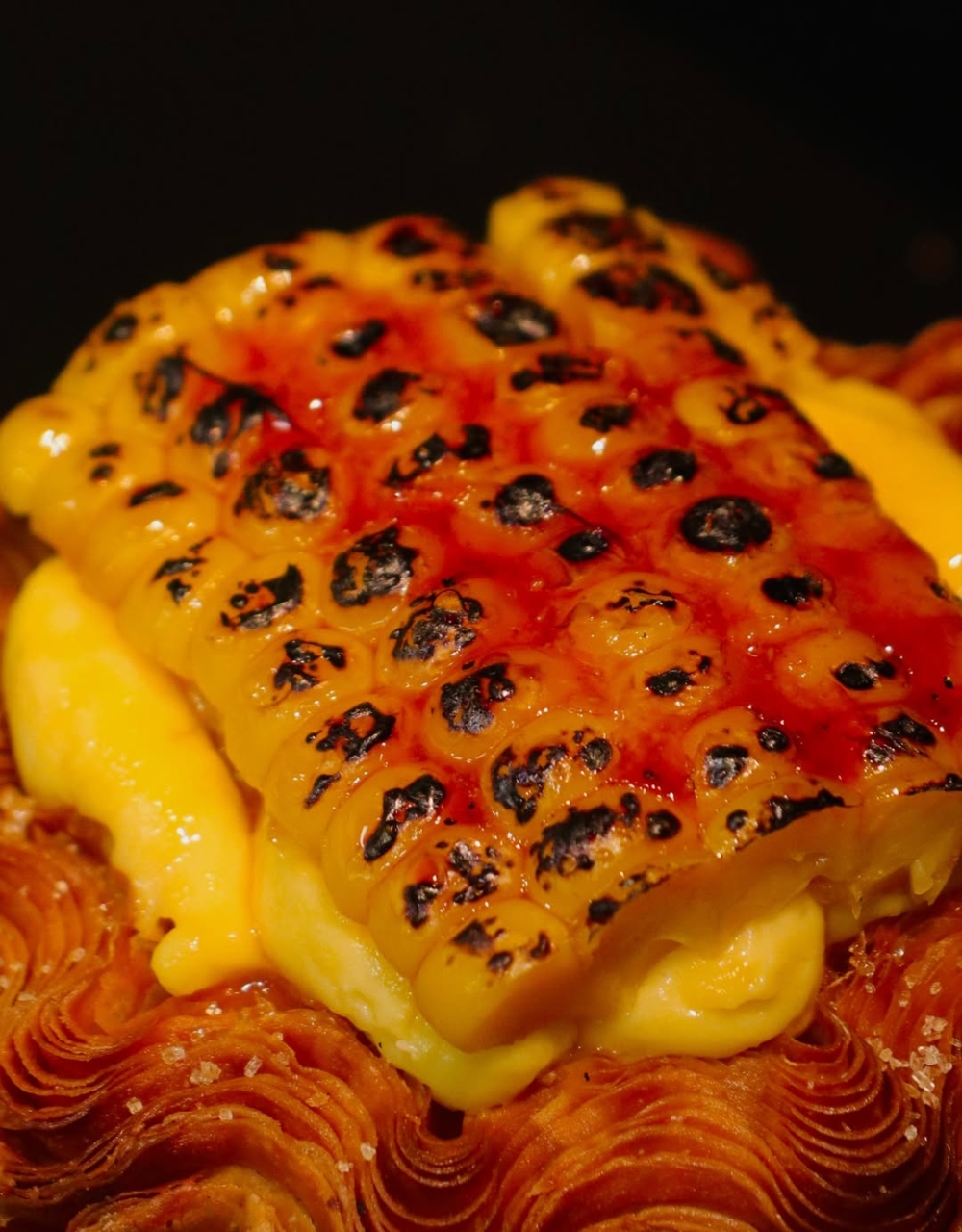 香濃軟滑的粟米吉士配上粟米粒蛋漿，中間仲有粟米蓉夾心