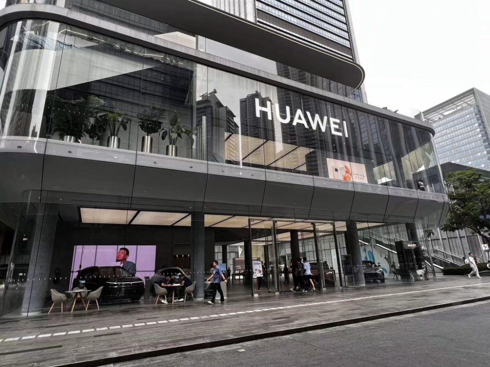 必逛獨棟設計的華為旗艦店。