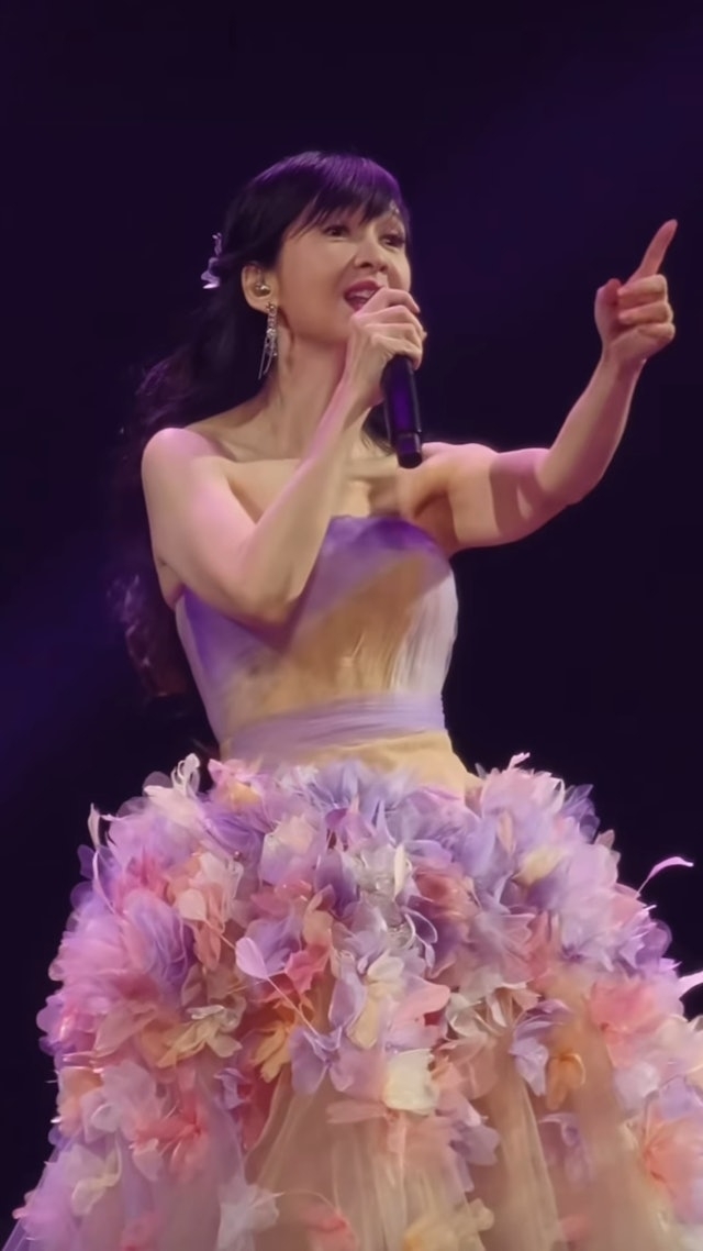 日前有網友在Threads上分享了一段周慧敏在演唱會中演唱《留戀》的片段