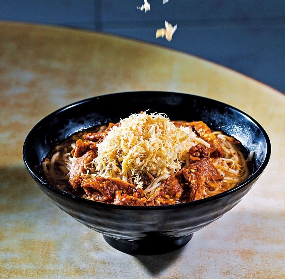 雲南小鍋米線是葵涌的雲南風味老字號，以其酸辣湯底及招牌雪花雞絲米線聞名，提供手工製作、性價比高的米線選擇。