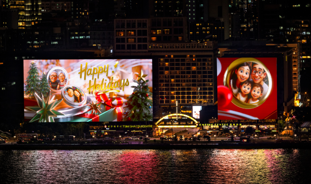 2025 年的「Windows of Wonder」比往年更加震撼，以 AI 生成藝術結合城市建築，將整個尖沙咀東海旁變成超大型光影舞台。