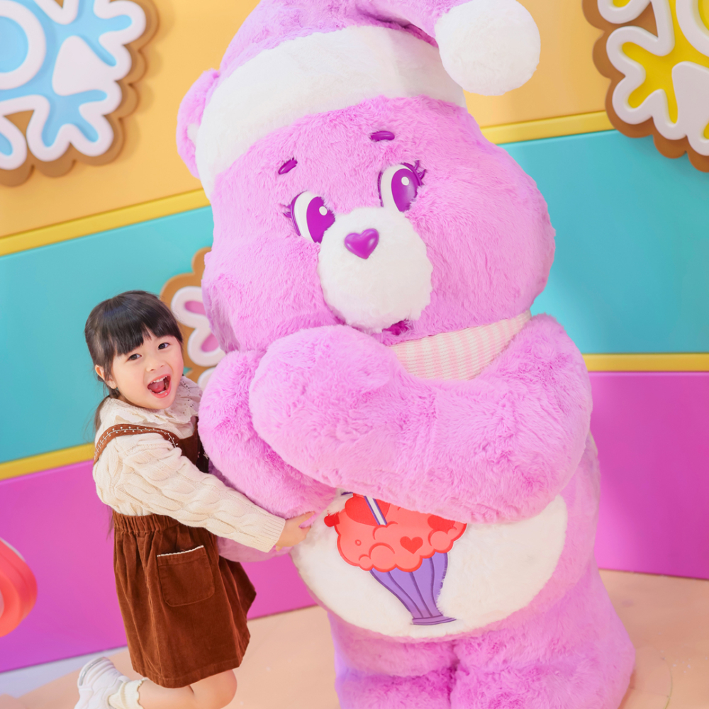 今個香港聖誕節，青衣城搖身一變成超甜的 Care Bears™ 聖誕樂園，粉粉嫩嫩的裝飾，非常「甜蜜」。