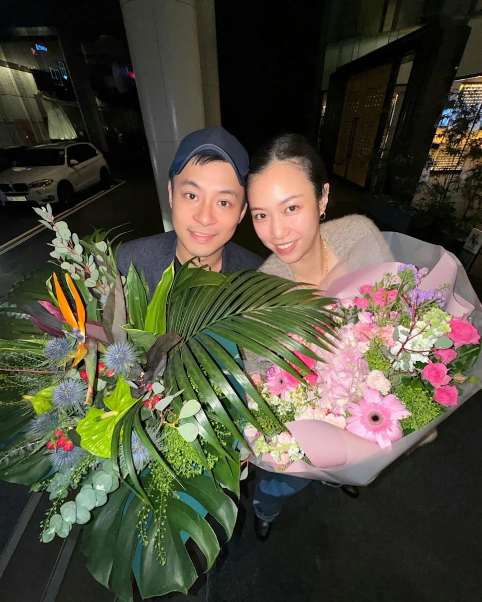 香港名門望族霍震霆與前港姐冠軍朱玲玲的幼子霍啟仁（霍啟人），日前與拍拖5年的泰國女友Namfon結婚。