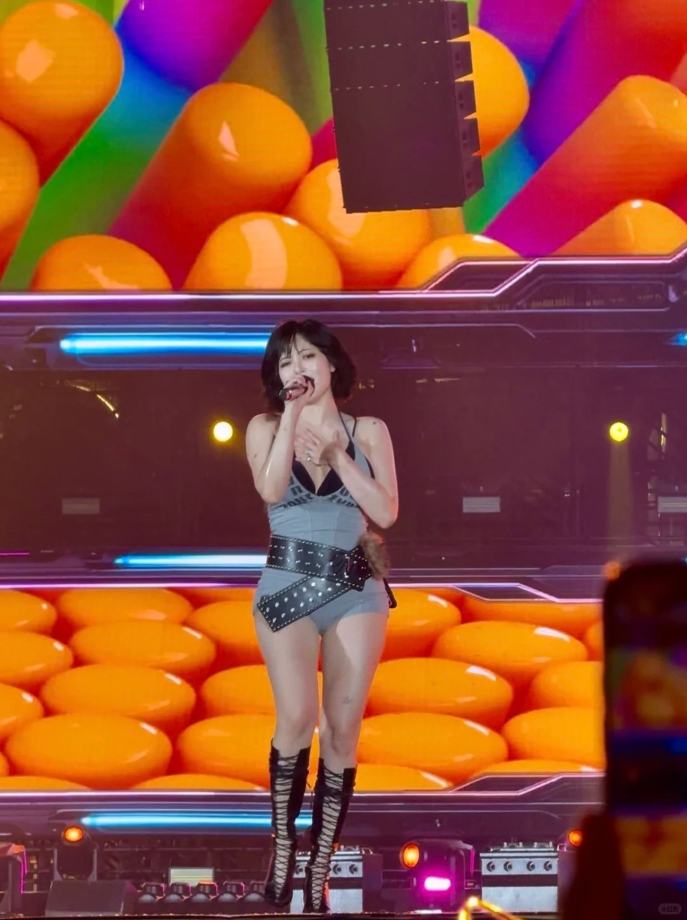 泫雅以一身灰色低胸性感貼身舞衣現身，在舞台大跳大唱，引起全場熱烈歡呼。