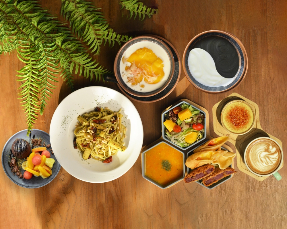 OVO CAFE 是位於灣仔的花園系清新素食Café，以大量鮮花綠植營造明亮舒適的用餐環境。 