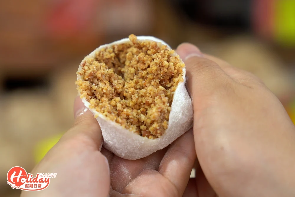 驊記糕點屋是元朗營業超過20年的家庭式小店，以每日新鮮製作、皮薄軟糯的招牌花生糯米糍聞名，是具代表性的懷舊手工小食。