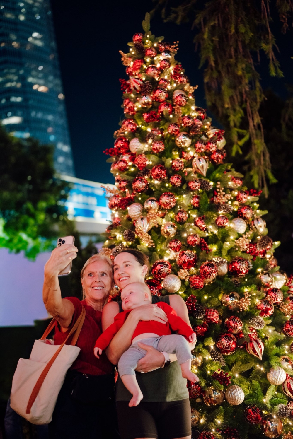 皇后像廣場主聖誕樹周邊佈置了28棵迷你聖誕樹，並播放經典聖誕樂曲，共同營造出濃厚的節日氣氛。