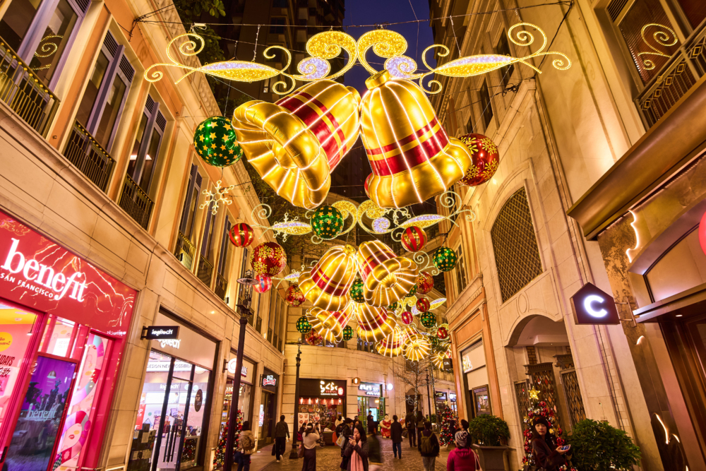 利東街200米長的林蔭步道上空懸掛著巨型聖誕鈴和聖誕球燈飾，入夜後溫暖閃爍，營造出置身歐洲小鎮的浪漫節日氛圍。