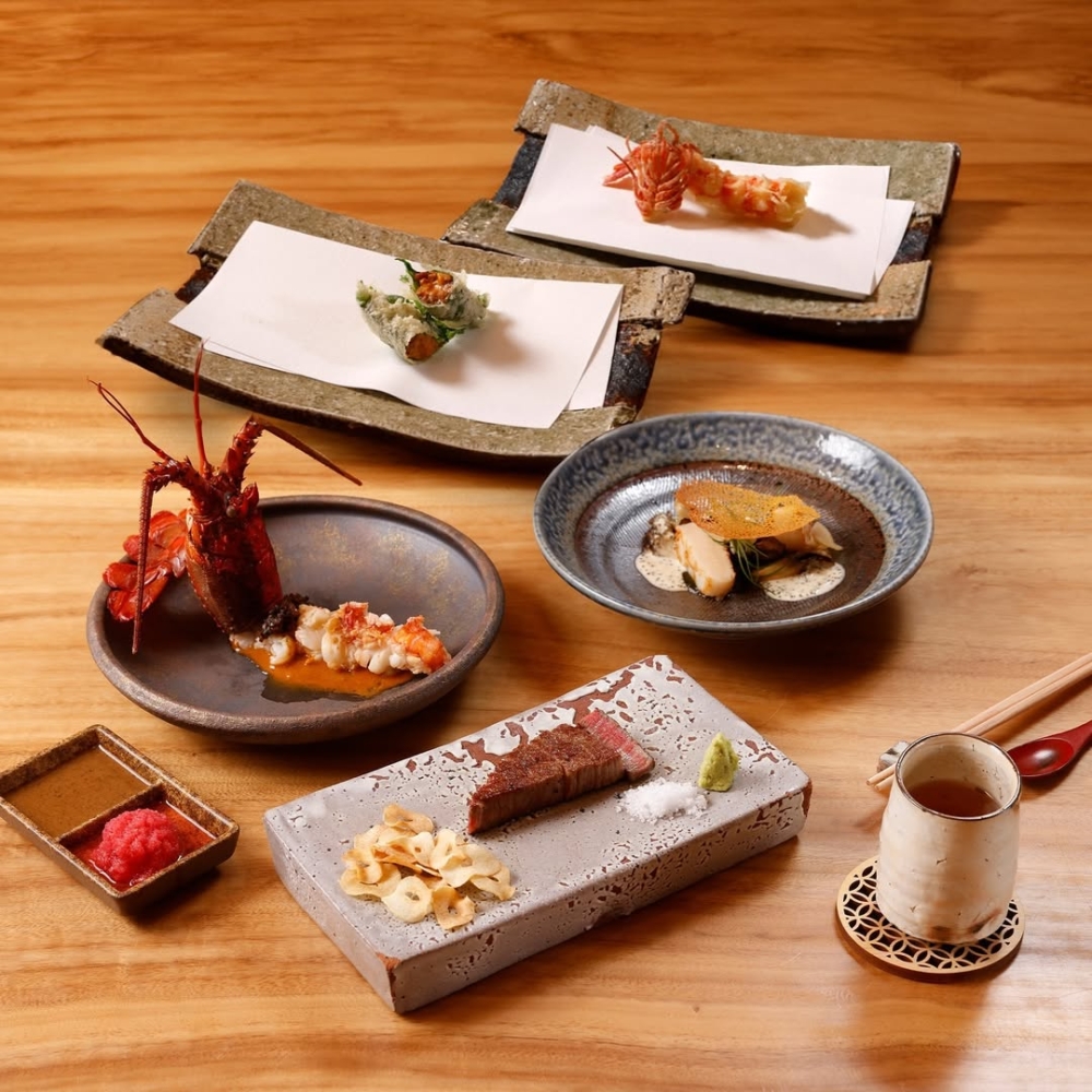 這間餐廳跳脫傳統壽司框架，將 Omakase 發展成融合鐵板燒與天婦羅的多感官饗宴。