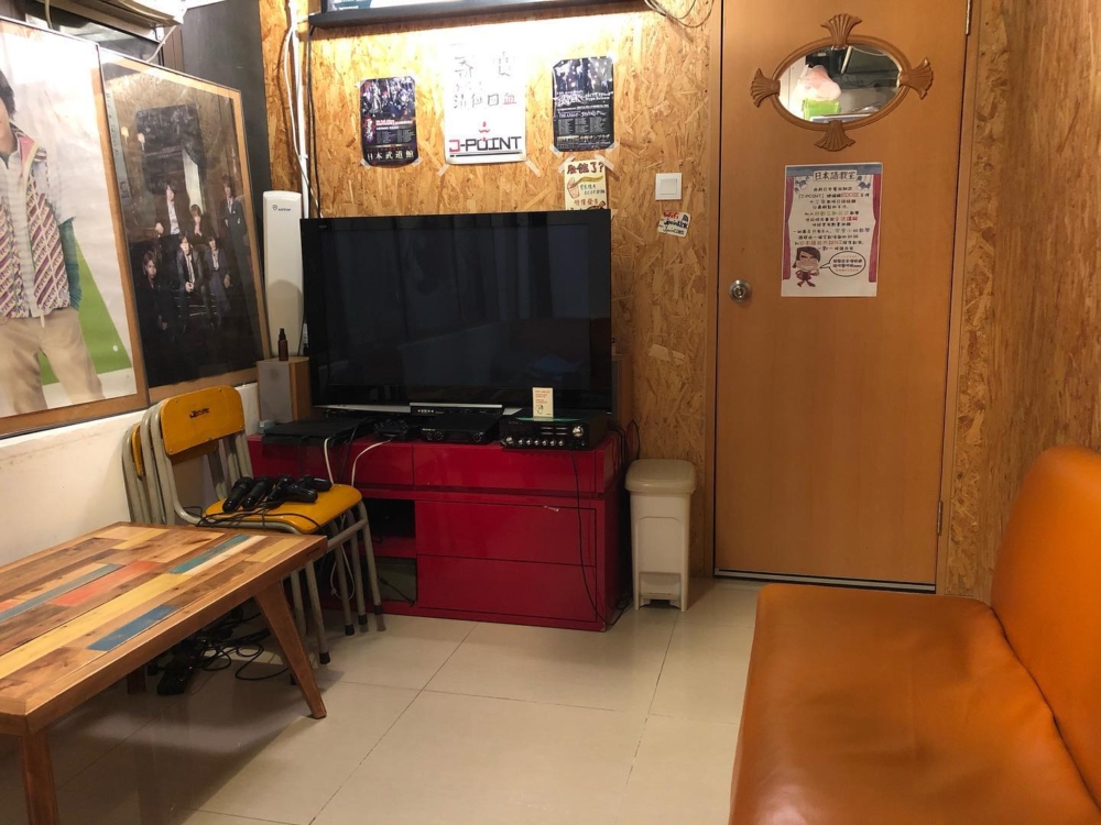 J-Point 全日點 是全港少數採用日本 JoySound 系統的 KTV，專門提供與當地同步的最新 J-Pop 和動漫歌曲，是日系文化和 J-Pop 迷必去的熱點。