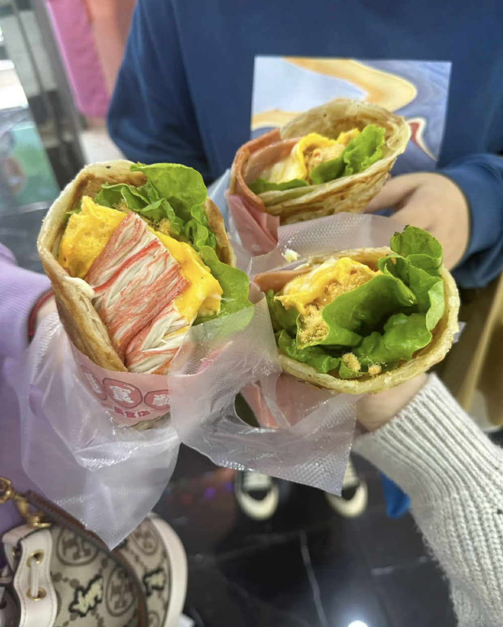 慧食貓是葵涌廣場必食的台式手抓餅小店，以層次酥香、即點即做的手抓餅聞名，餡料豐富且價格親民划算。