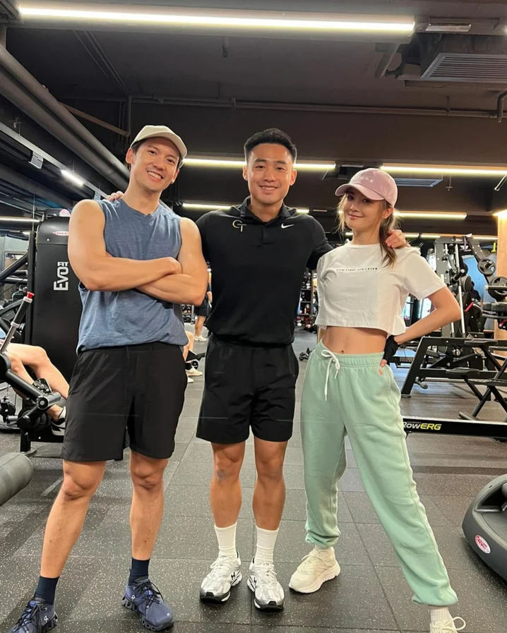 當日Elvis全程陪伴於阿Sa旁邊，兩人雖然未有過多互動，但亦引起網友猜測兩人關係匪淺。