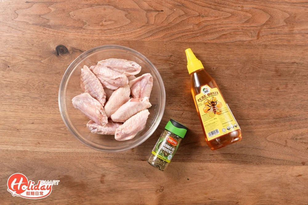 將雞翼解凍和洗淨。