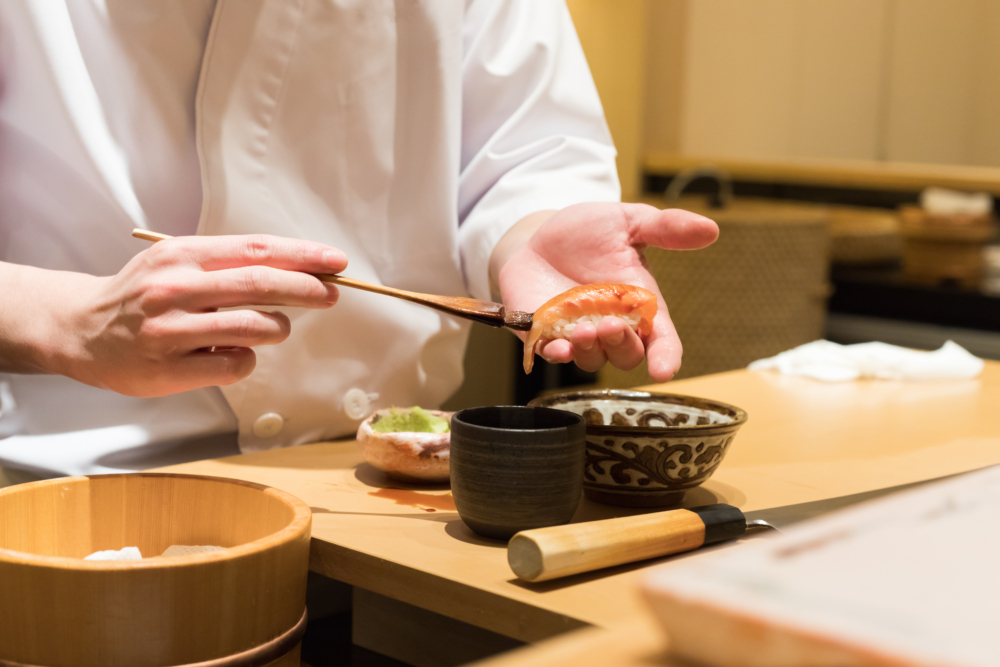 Omakase是指由主廚根據當日新鮮食材設計完整菜單，是最能體現日本料理精神的用餐方式。