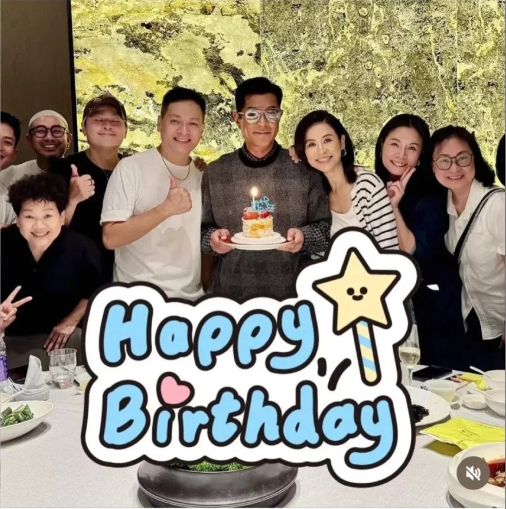 一眾網民們隨即化身「偵探」，放大照片研究試圖找出蛛絲馬跡，並紛紛猜測「男主角」身分。