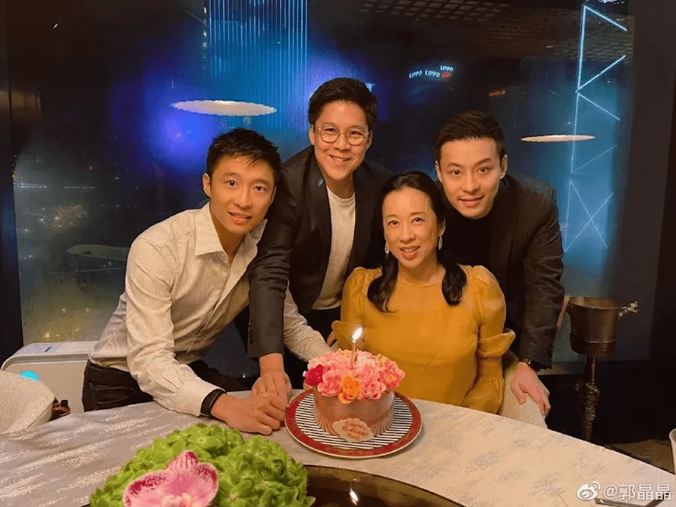 香港名門望族霍震霆與前港姐冠軍朱玲玲的幼子霍啟仁（霍啟人），日前與拍拖5年的泰國女友Namfon結婚。