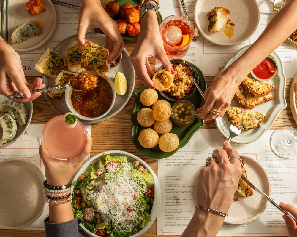 Veda Café & Bar 是香港少見的酒店級全素食餐廳，位於中環奧華酒店，擁有時尚摩登的用餐環境。 