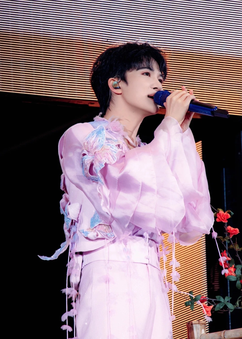 歌手周深捐出人民幣100萬元（約110萬港幣）