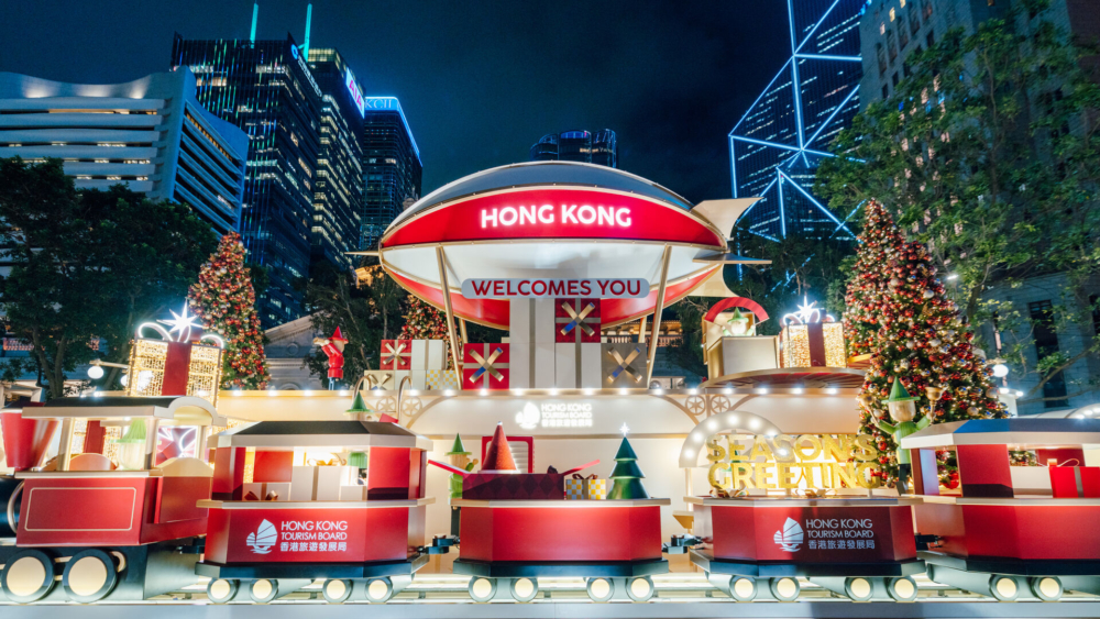 最吸睛的打卡點是每20分鐘繞場一圈的小火車，伴隨聲光效果行駛，充滿經典節日氣息。