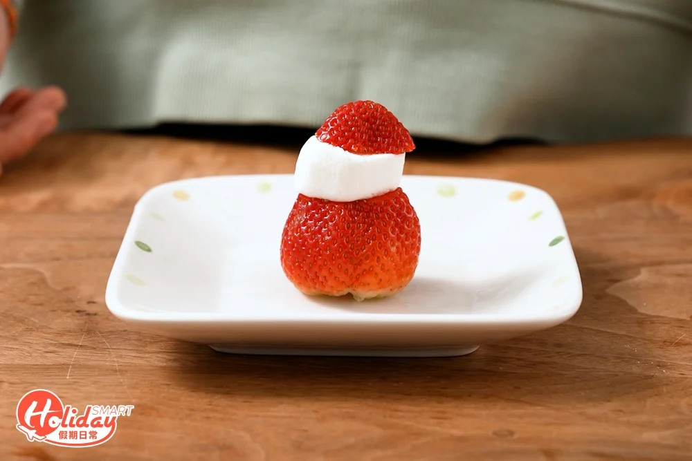 棉花糖對半剪開，放在士多啤梨的中間，完成。