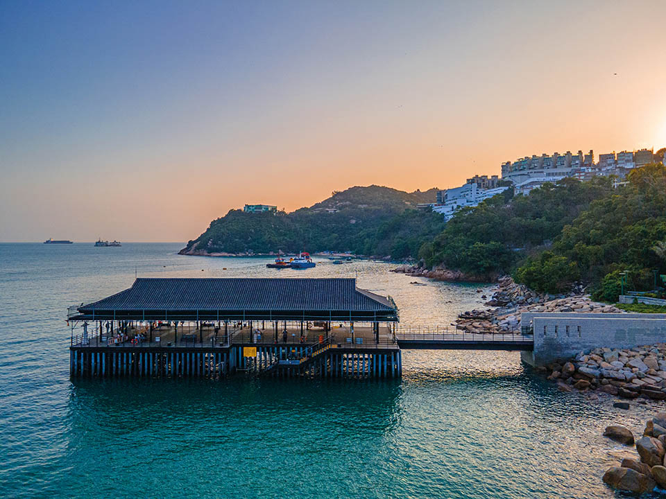 赤柱以海灘、咖啡店、英式建築與悠閒步道聞名，是香港島最具異國風情的海岸社區之一。