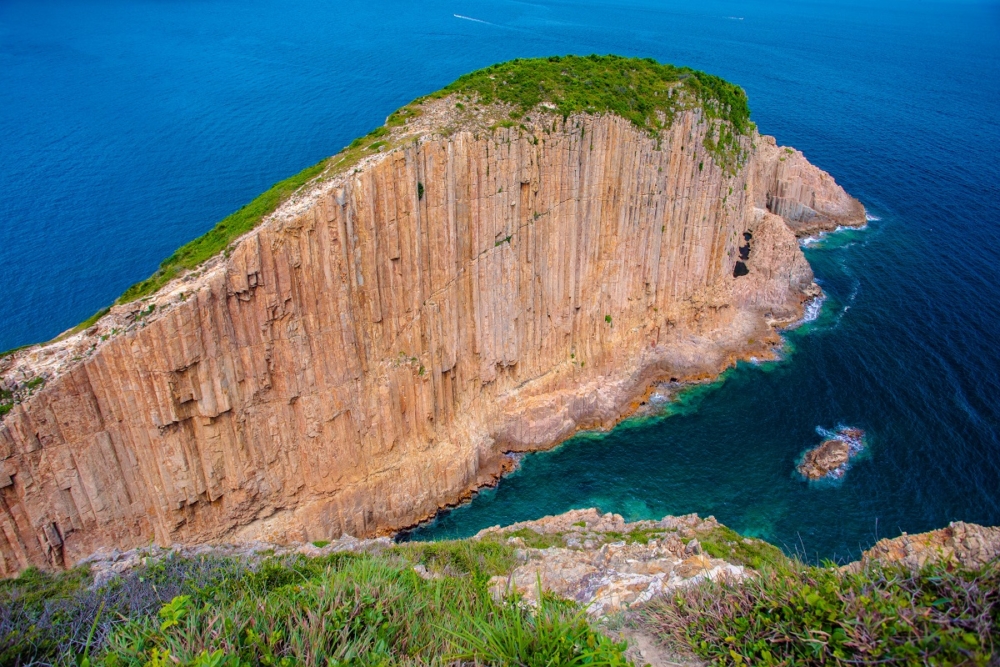 欣賞完東壩壯觀的岩柱後，沿着海岸線望去，就能看到因長年海浪侵蝕而形成的天然奇景——破邊洲。