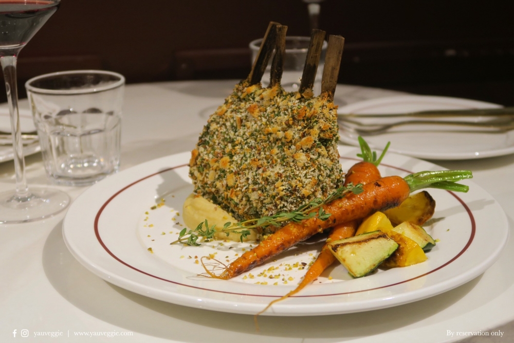 Yau Veggie Bistro 主打創意法式料理，如純素版威靈頓牛柳、香煎素鵝肝等，並提供純素選項和高性價比的法式素食體驗。