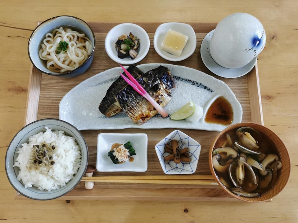 喬木是元朗高人氣的日式定食店，以簡約日系風格和全日供應的鹽燒厚切牛舌定食聞名，套餐內容完整且食材講究，性價比高。