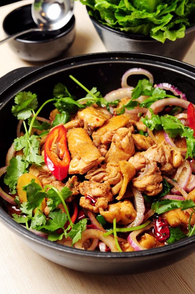 雞煲棧火鍋是元朗專門為非麻辣愛好者設計的特色雞煲推介，主打清甜鮮香的椰子雞煲和暖胃滋補的胡椒豬肚雞煲，並提供超過100款火鍋配料。