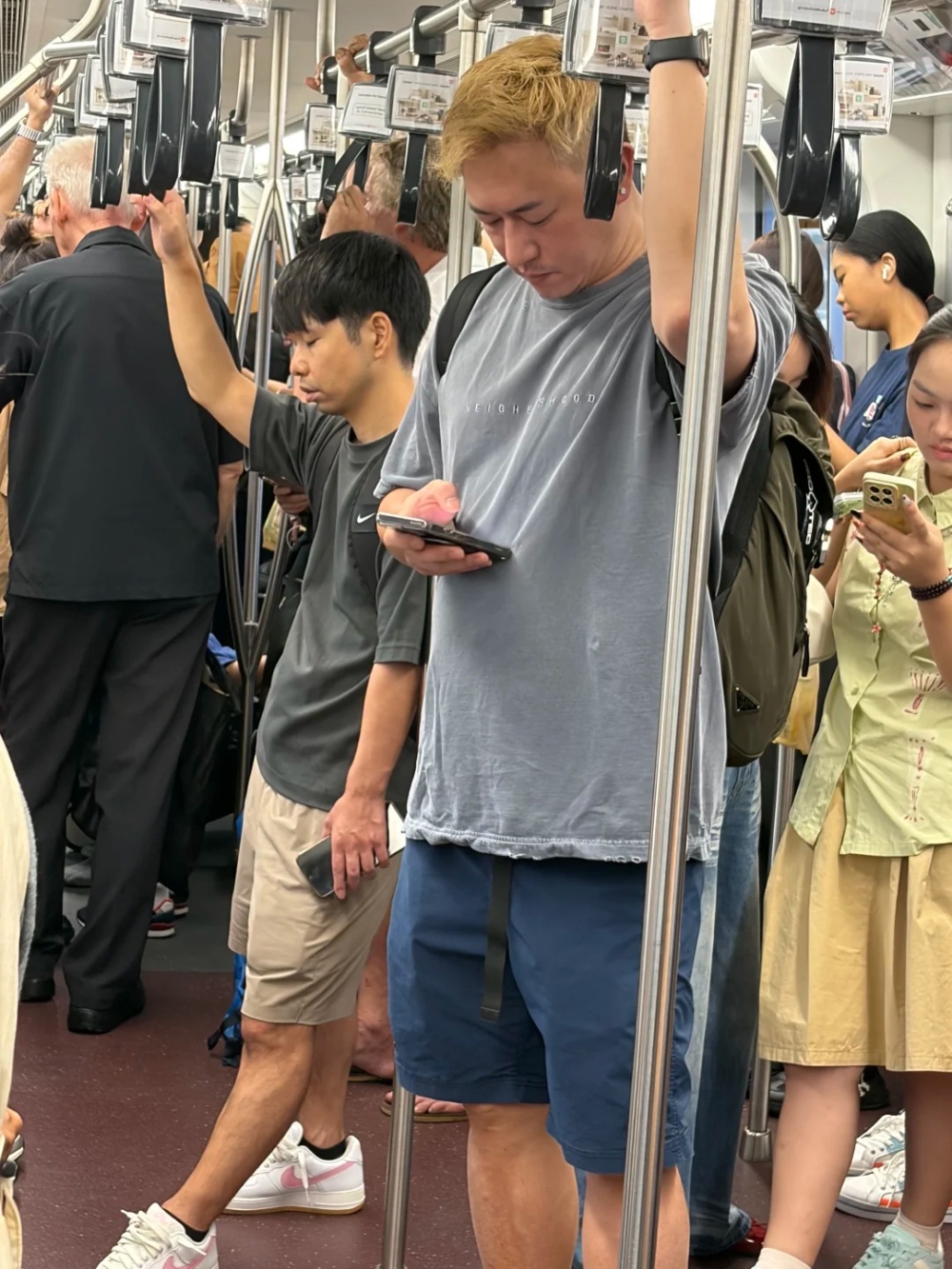 近日有網友在泰國地鐵野生捕獲陳鍵鋒