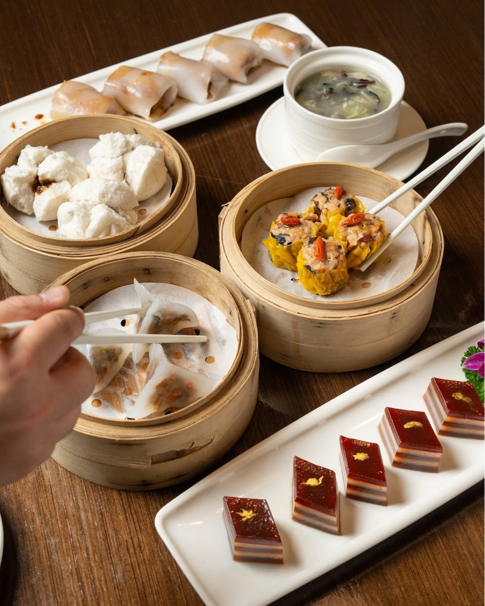 緻素坊的招牌包括口感逼真的秘製素叉燒和創意十足的素版四川水煮魚等，深受喜愛精緻素食中菜的食客歡迎。