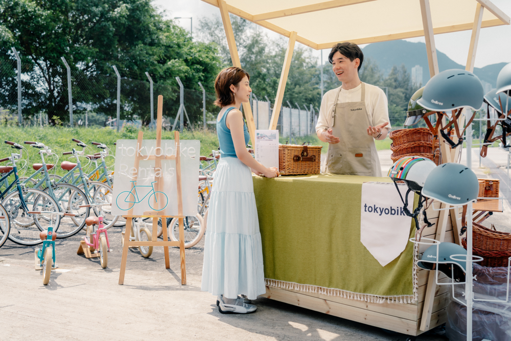 tokyobike Rental 提供日系復古單車租借，款式多樣，並設有西九限定的寵物單車，方便遊客以時尚方式在西九文化區沿海欣賞維港景色。