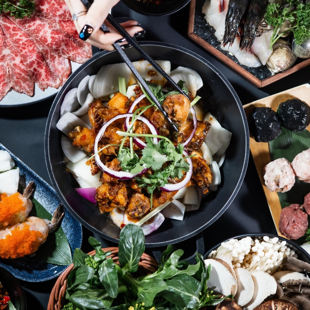 除了招牌口味，米走雞也提供麻辣雞煲（可選火焰上桌）等多款特色湯底，並同樣支援「一煲兩食」轉火鍋模式。