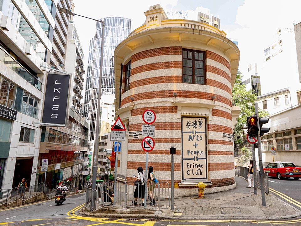 中環街市及藝穗會一帶保留了不少舊城風貌，紅白磚外牆、窄巷與樓梯轉角通通都是天然的攝影景。這區白天有街市的生活感，晚上則有酒吧與藝文空間的氣氛，是同時適合生活化香港街拍、文青風人像與建築細節的影相好去處。