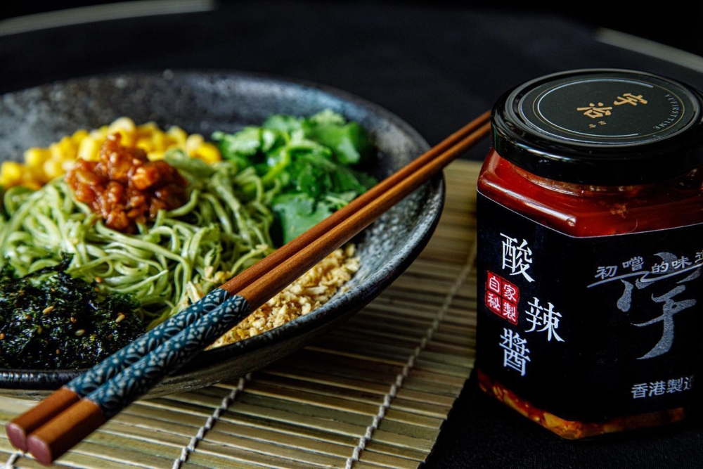 宇治初時是葵涌廣場人氣小店，主打自家創作的濃湯粉絲，湯底濃郁帶奶香和獨家宇治酸辣醬的風味，可搭配多種日式配料。