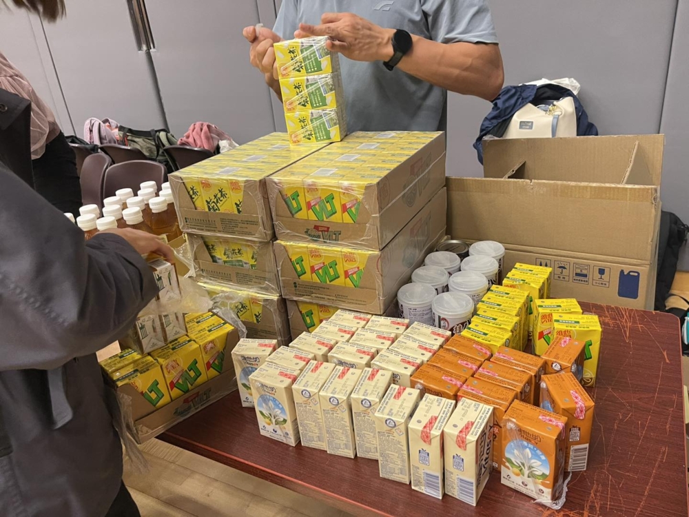 大埔宏福苑五級大火事件發生後，大埔多間小店及熱心街坊自發組織派發飯盒、水和生活物資向災民送暖